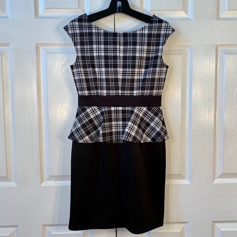 BLACK & WHITE SLEEVELESS DRESS w PEPLUM SIZE 8 - Picture 5 of 5